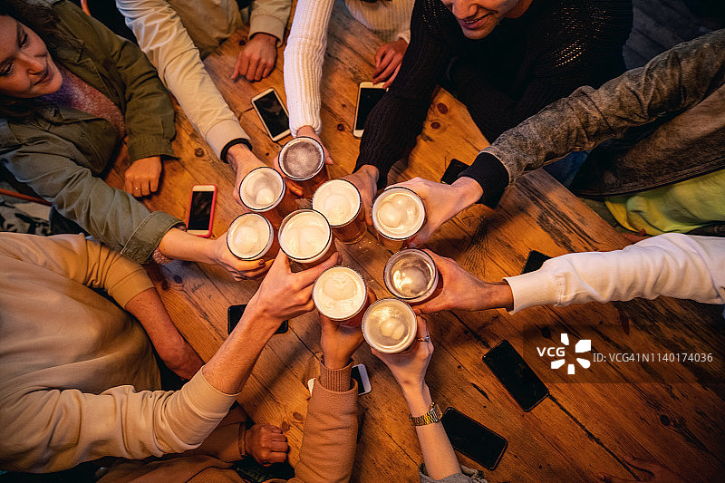 在餐厅用餐的伦敦女性图片素材