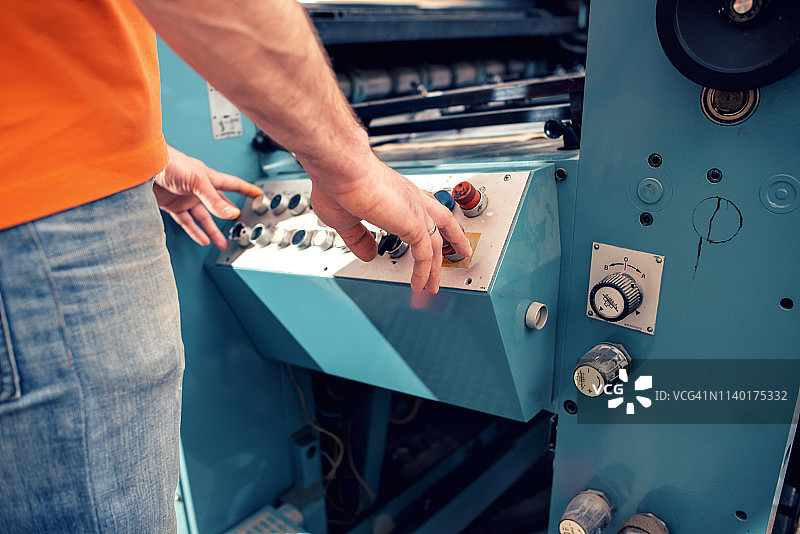 工人操作自动化工具图片素材