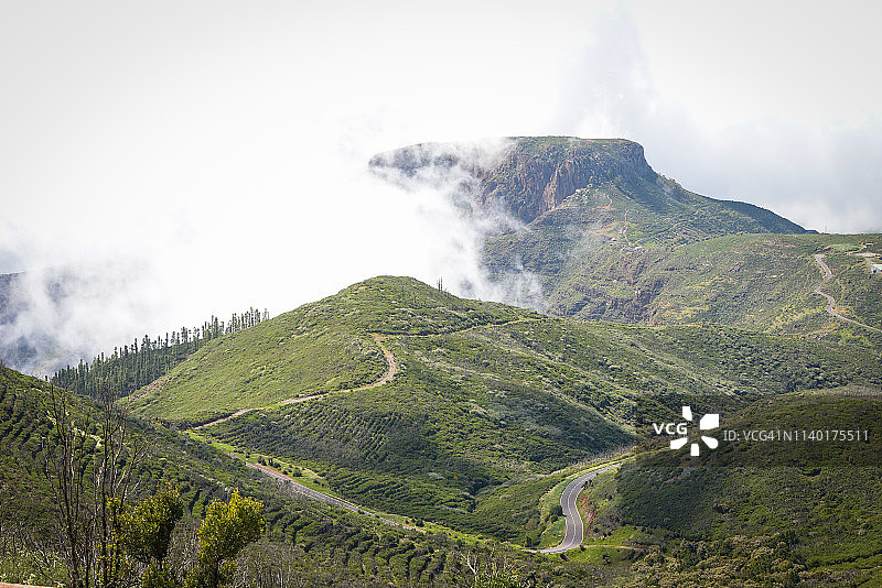 西班牙加那利群岛戈梅拉岛上的奇普德堡垒山云景图片素材