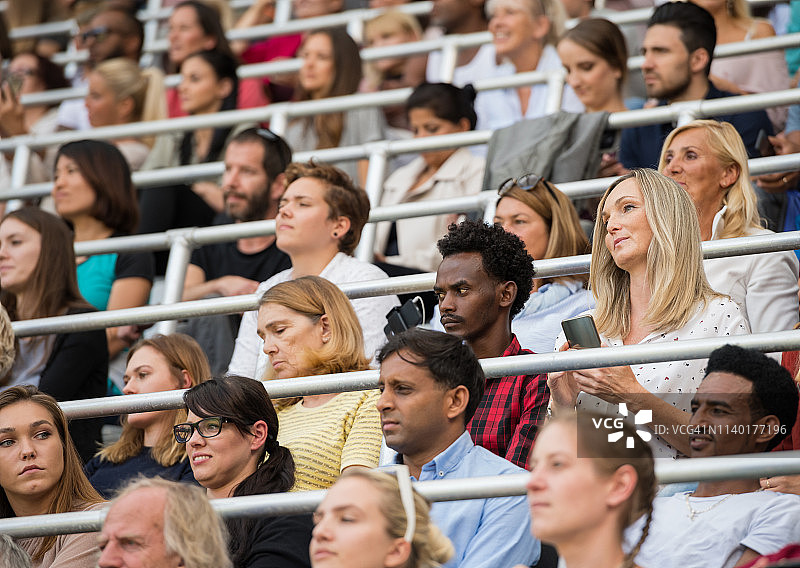 在看台上欢呼的体育迷图片素材