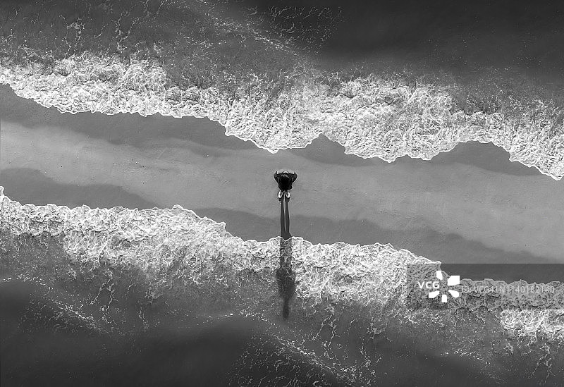 航拍：抑郁男子在风暴中迷茫，孤独中疑似试图自杀图片素材