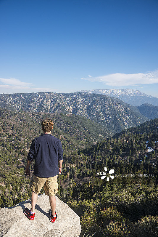 美国加利福尼亚熊山观景台上的男人图片素材