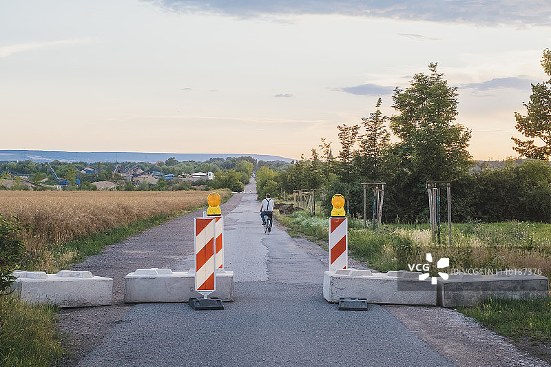 乡村道路上的道路收缩图片素材