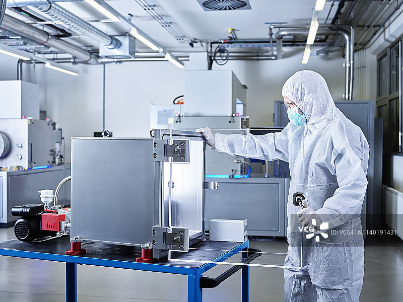 在工业实验室净化室工作的化学师图片素材