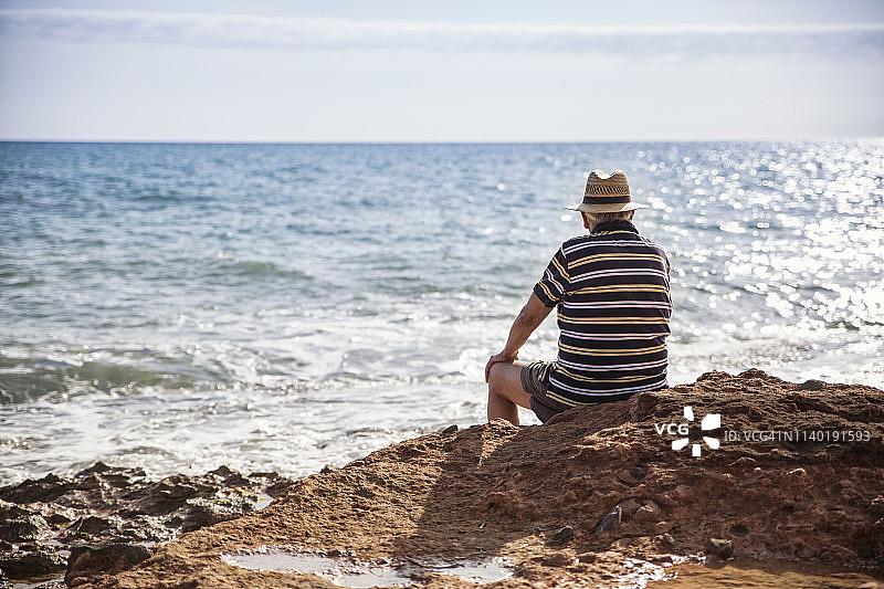 意大利西西里岛卡瓦达利加海边眺望大海的老年男人图片素材