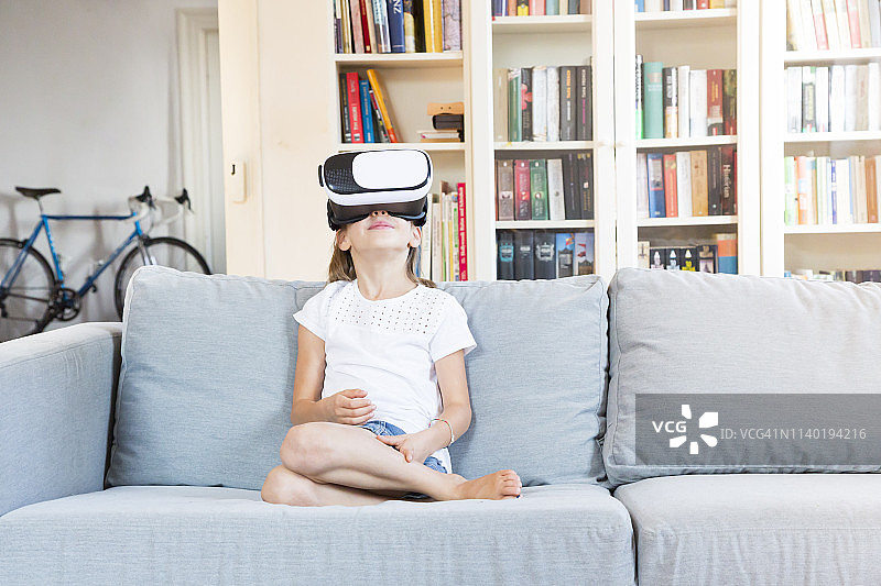 女孩使用VR眼镜图片素材