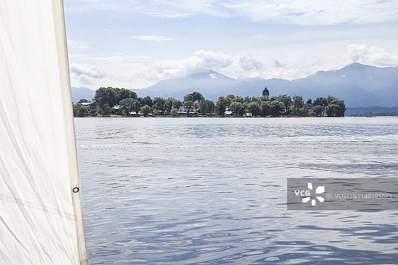 德国巴伐利亚州基姆湖：从帆船上看到的弗劳恩基姆see图片素材