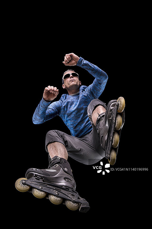 轮滑者黑色背景仰视图图片素材