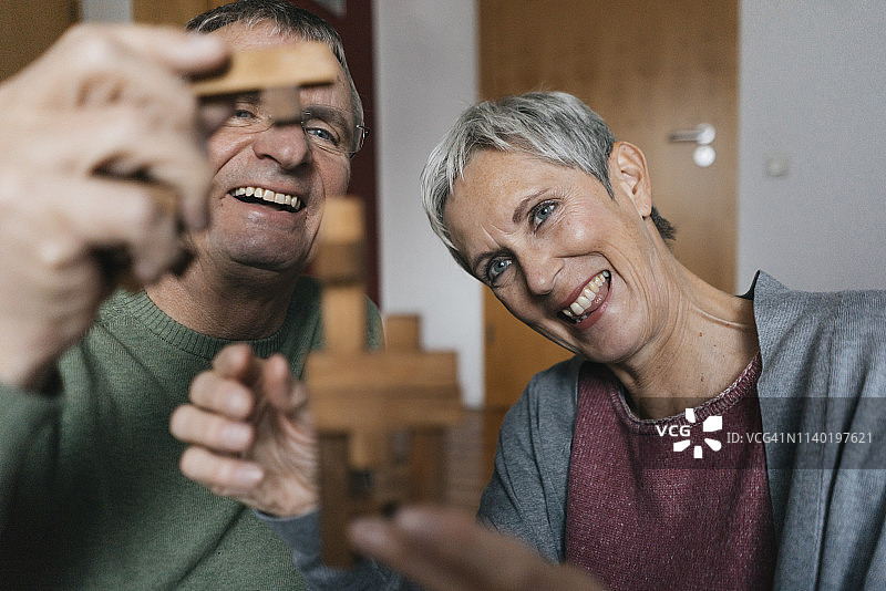 在家玩技巧游戏的快乐老年夫妇图片素材