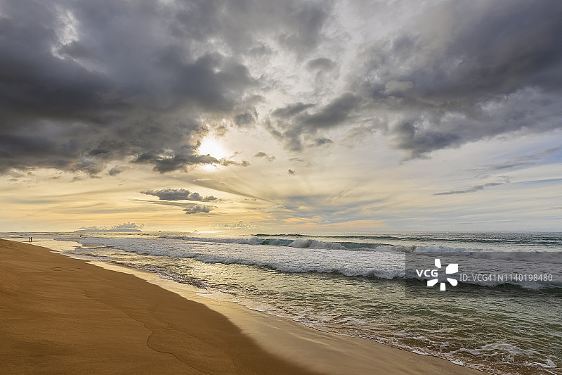 美国夏威夷考艾岛：波利哈莱州立公园日落时分的波利哈莱海滩图片素材