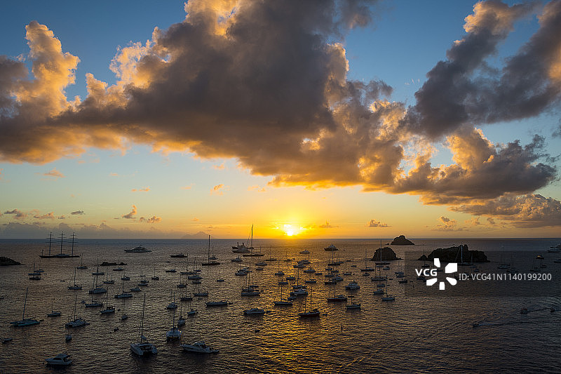 加勒比海，小安的列斯群岛，圣巴泰勒米岛，古斯塔维亚港豪华游艇上的日落图片素材