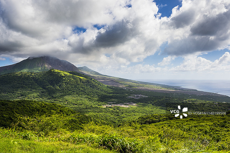 英国海外领地蒙特塞拉特岛的苏弗里耶尔火山图片素材