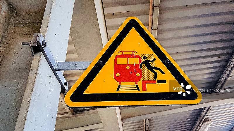 柏林舍内费尔德机场S Bahn火车站台警示标志图片素材