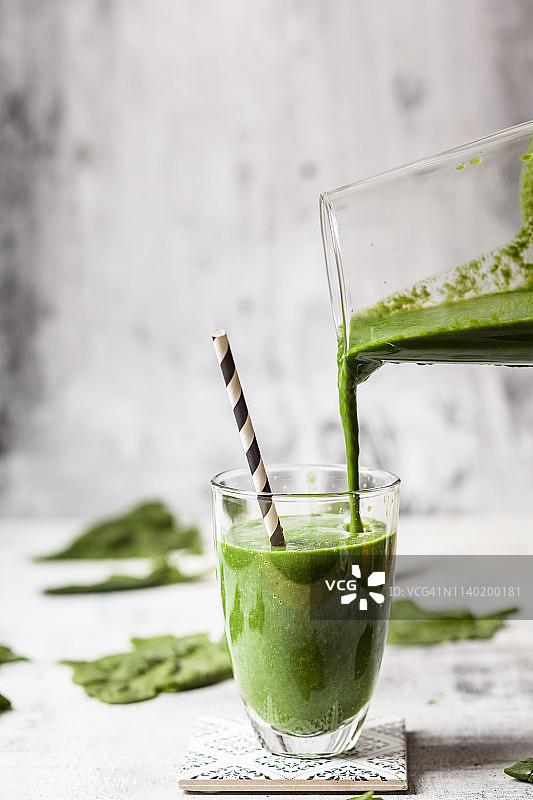 无糖纯素菠菜杏仁奶香蕉排毒冰沙图片素材