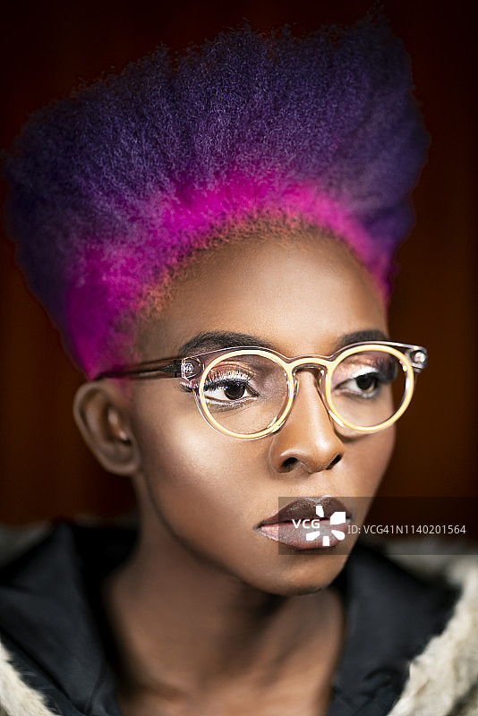 染着粉紫色头发，戴着时尚眼镜的年轻女性肖像图片素材
