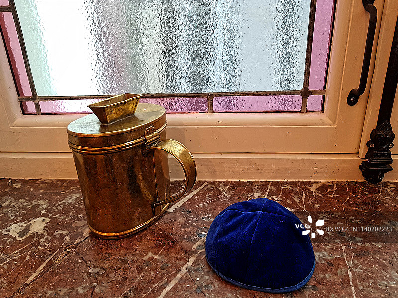 犹太文物，慈善捐款箱和蓝色基帕帽图片素材