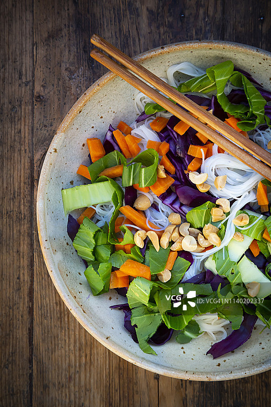 粉丝沙拉配上海青胡萝卜紫甘蓝花生图片素材