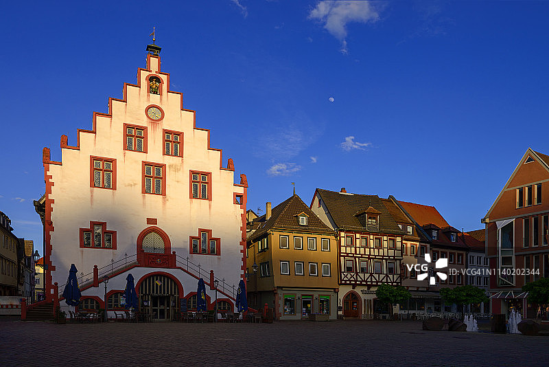 德国巴伐利亚卡尔施塔特：市政厅和市场广场的夜景图片素材