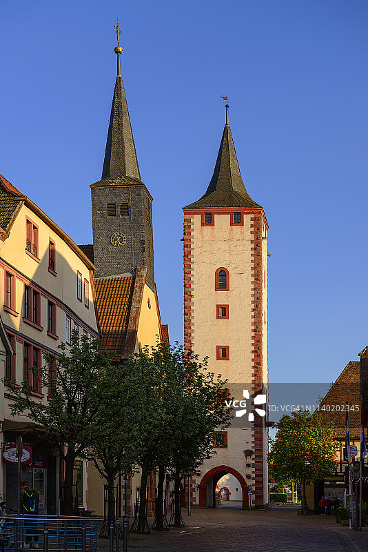 德国卡尔施塔特：美因茨路，有医院教堂和上城门塔，猫塔图片素材