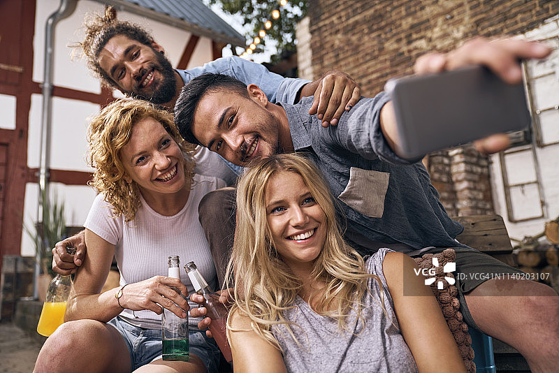 朋友们在夏日后院的欢乐时光图片素材