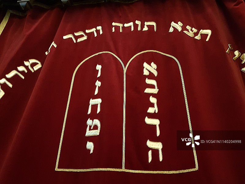 犹太教圣柜帷幔特写，绣有十诫法版图片素材