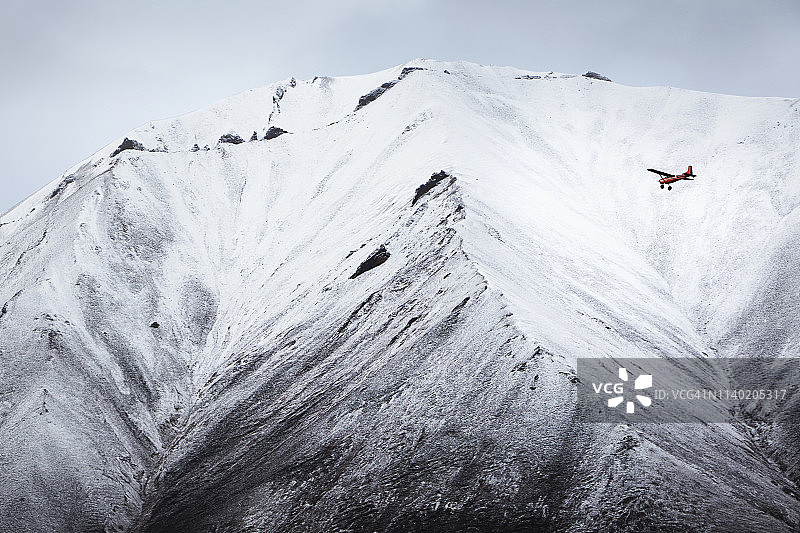 飞机飞越阿拉斯加州兰格尔-圣伊莱亚斯山脉雪山图片素材