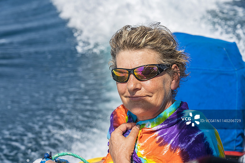 在船上的中年妇女图片素材