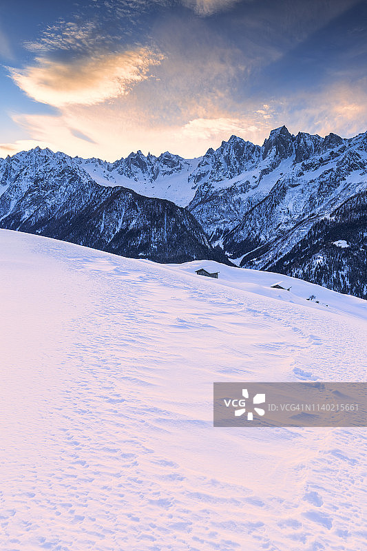 瑞士索格利奥的日出雪景图片素材