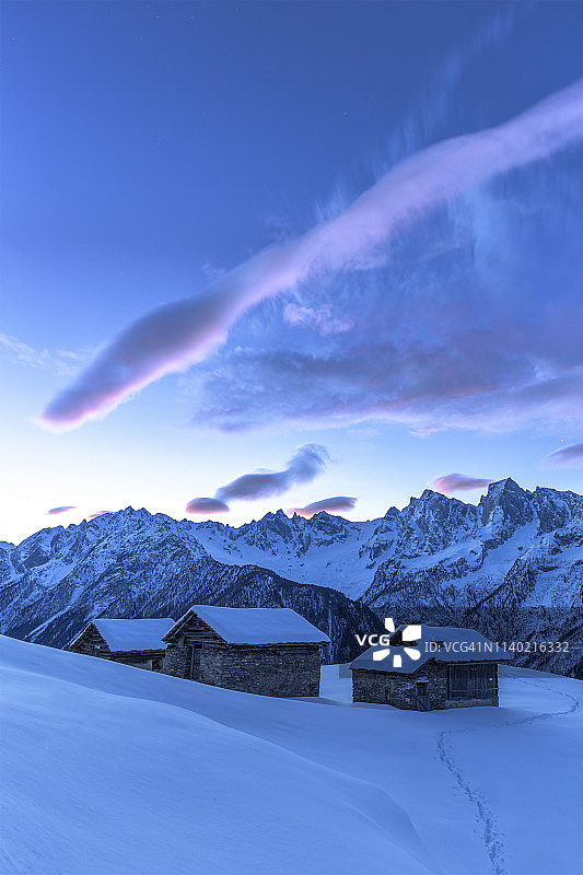 日出时索格里奥小屋上方的壮丽云彩，位于瑞士格劳宾登州布雷加利亚山谷图片素材