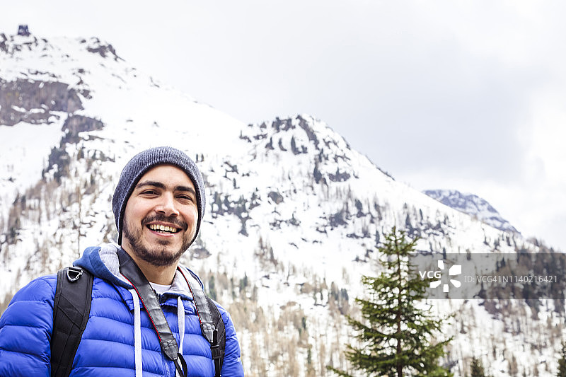 微笑的男人在多洛米蒂山脉徒步图片素材