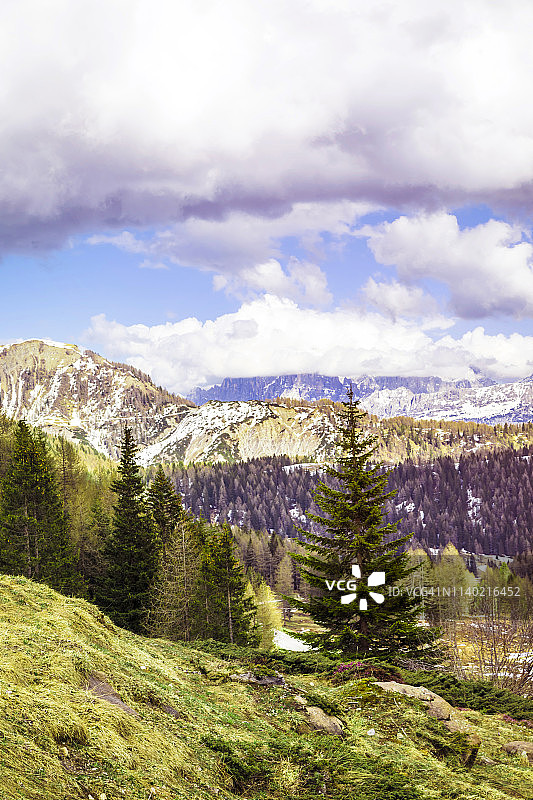 雪山覆盖的多洛米蒂山脉图片素材