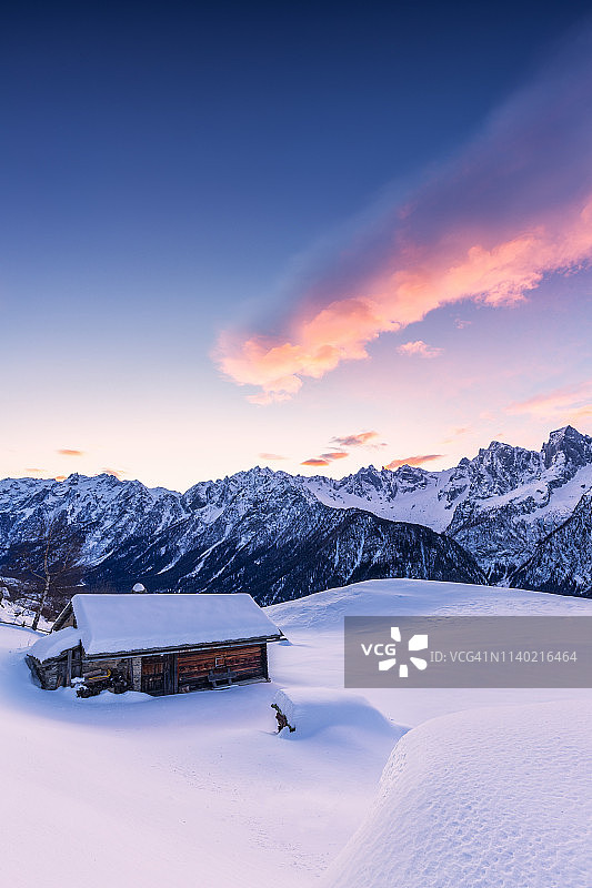 瑞士格里松州索格里奥村日出云景图片素材