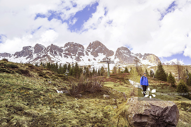 微笑的男人在多洛米蒂山脉徒步图片素材
