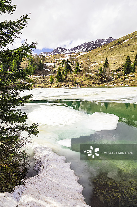 多洛米蒂山谷间半冰封的湖面图片素材