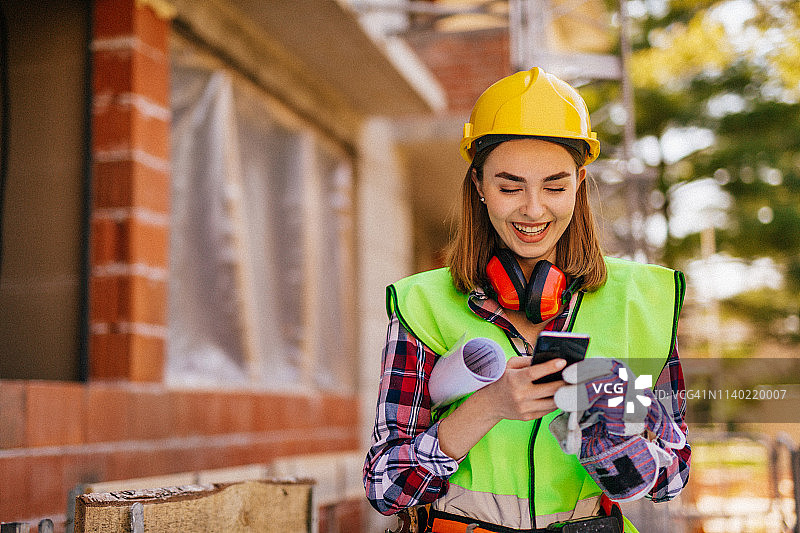 在建筑工地工作的蓝领妇女图片素材