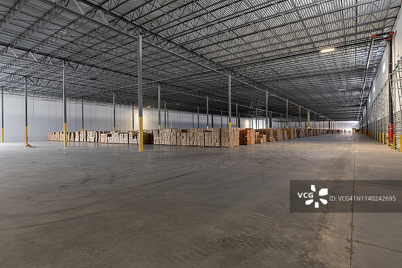 仓库中的盒子图片素材