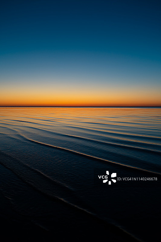 波罗的海迷人日落：阳光照亮海平线图片素材