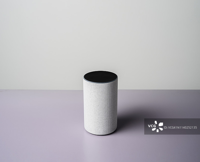 录音棚中的智能音箱图片素材