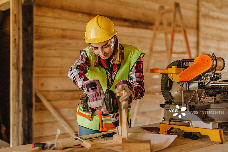 在建筑工地工作的蓝领妇女图片素材