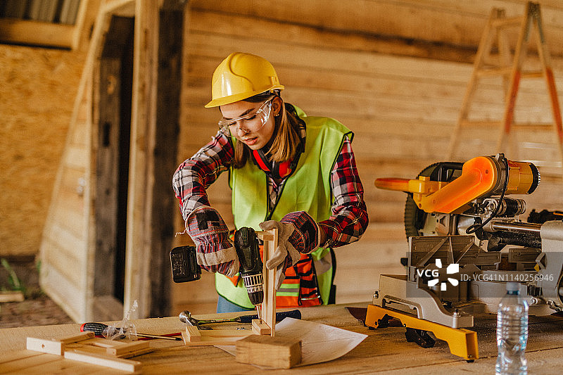 在建筑工地工作的蓝领妇女图片素材