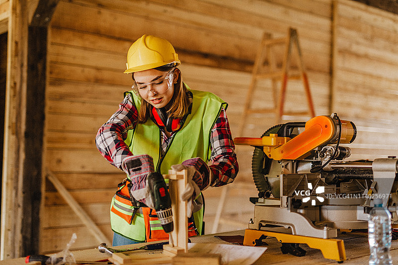 在建筑工地工作的蓝领妇女图片素材