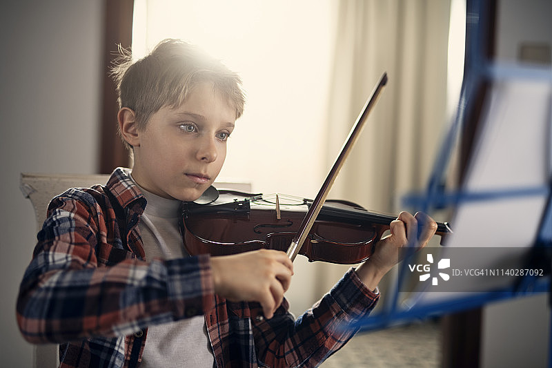 练习小提琴的小男孩图片素材