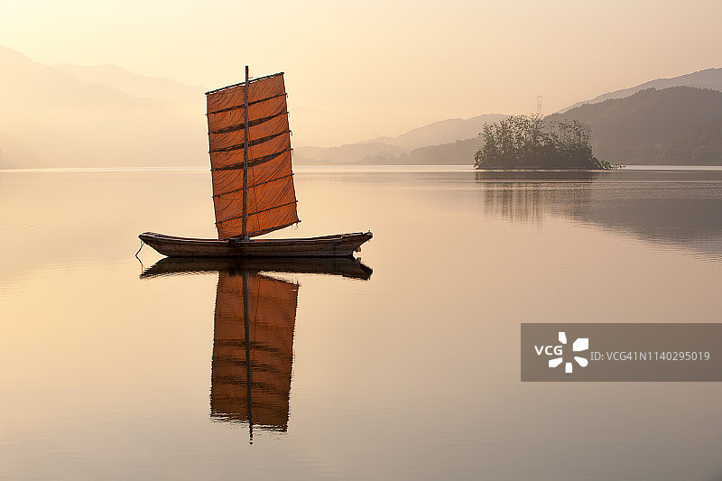 韩国杨平两水里的帆船图片素材