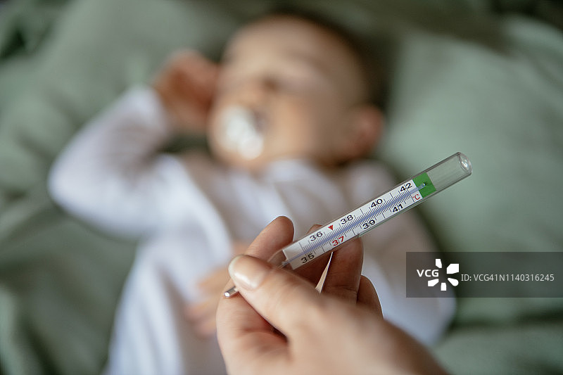 发高烧的生病婴儿图片素材