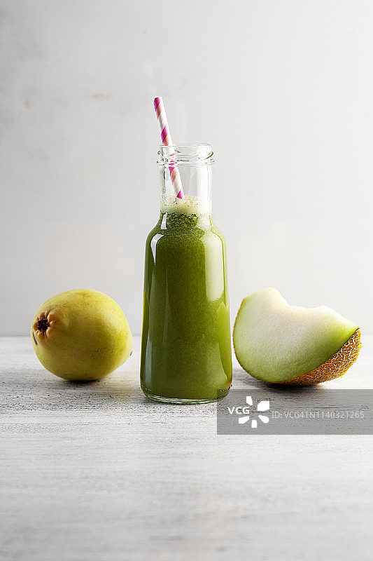 瓶装甜瓜汁，哈密瓜梨子冰沙图片素材