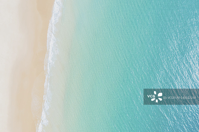 空旷海滩和碧绿大海航拍景色图片素材