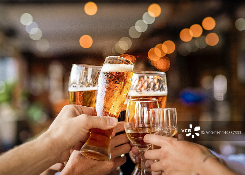 朋友们在酒吧举杯庆祝图片素材