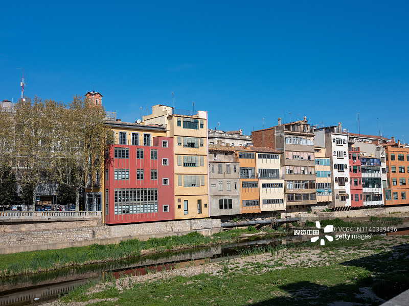 西班牙加泰罗尼亚赫罗纳：奥尼亚尔河畔的彩色房屋图片素材