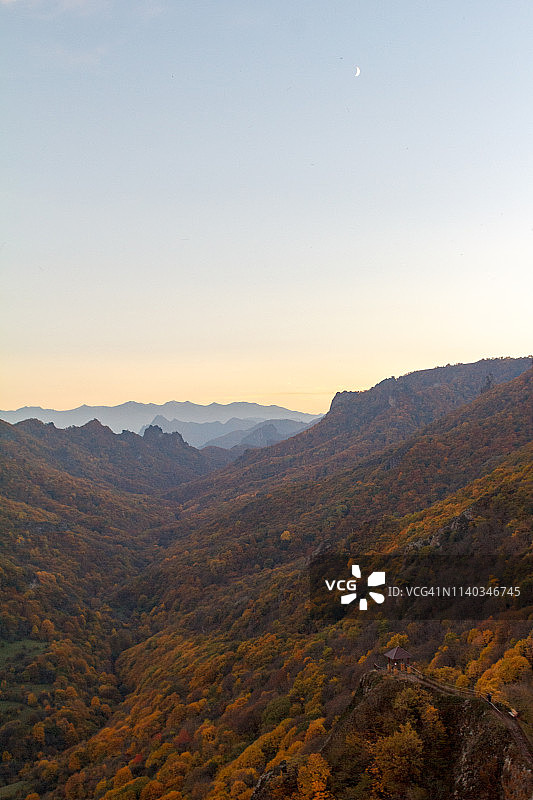 金色日落下的山谷秋色图片素材