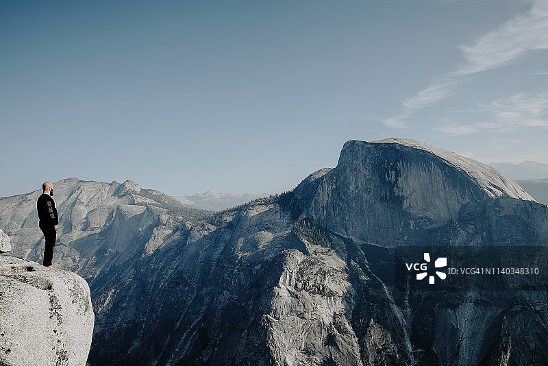 站在优胜美地国家公园半圆顶徒步终点的男人图片素材